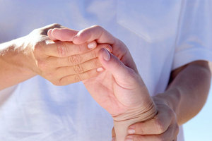 Традиционные способы лечения полиартрита пальцев на руках
