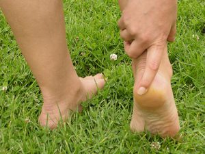 Как установить причину болей в ногах