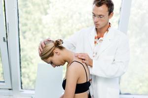 Противопоказания и преимущества массажа шеи при остеохондрозе