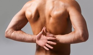 Боли в спине обычно связаны с проблемами в позвоночнике