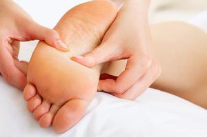  Онемение пальцев на ногах можно лечить массажем.