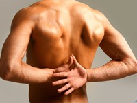 Почему болит спина посередине
