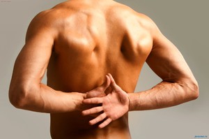 Почему болит спина посередине