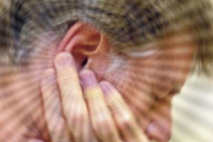 Почему слышится шум в ухе