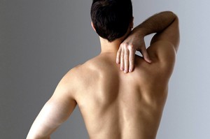 Почему болит спина в районе лопаток или немного выше